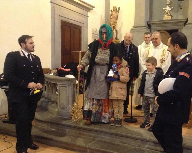 I re Magi arrivano a cavallo alla chiesa del Crocifisso 