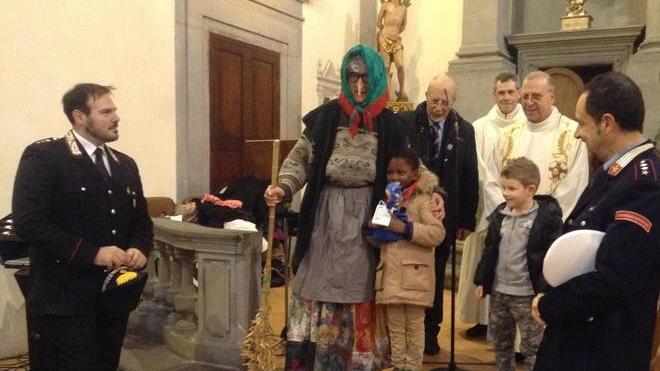 I re Magi arrivano a cavallo alla chiesa del Crocifisso