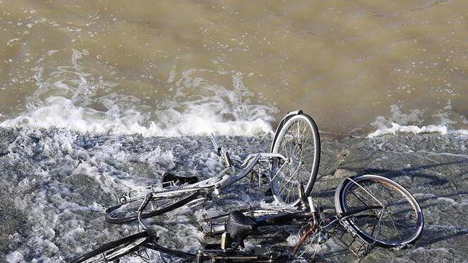 A Empoli rubano le biciclette e poi le gettano in Arno