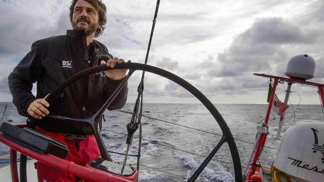 Soldini va in testa nella tempesta