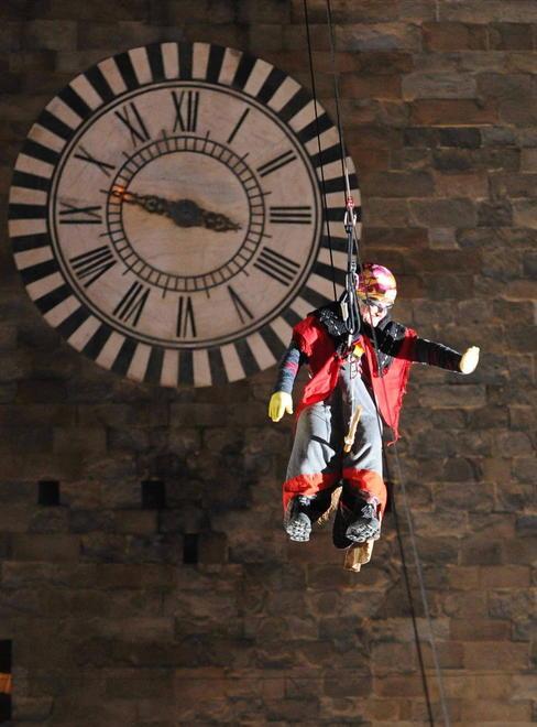 Migliaia in piazza per applaudire il volo della Befana 