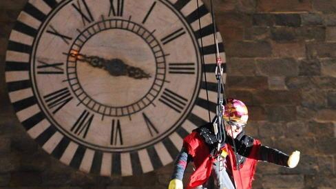Migliaia in piazza per applaudire il volo della Befana