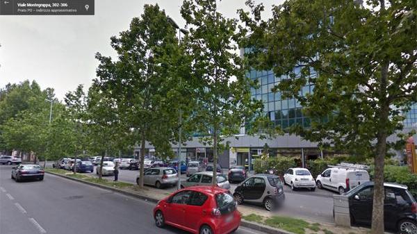 Viale Montegrappa, la protesta di un disabile: «Il posto riservato sempre occupato»