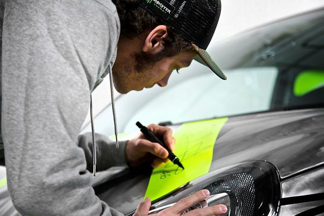 Beneficenza: 30mila euro al Meyer per l’auto disegnata da Vale Rossi 