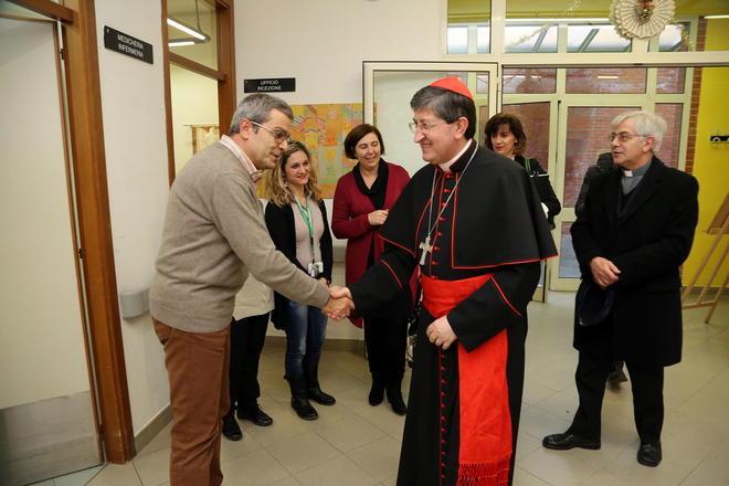 Il cardinale Giuseppe Betori con i poveri e i volontari 