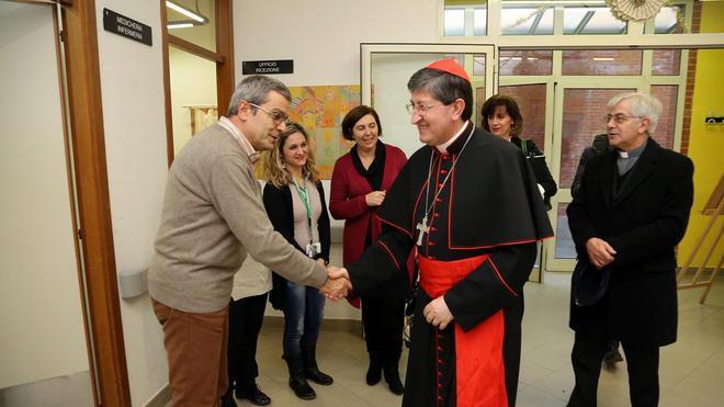 Il cardinale Giuseppe Betori con i poveri e i volontari