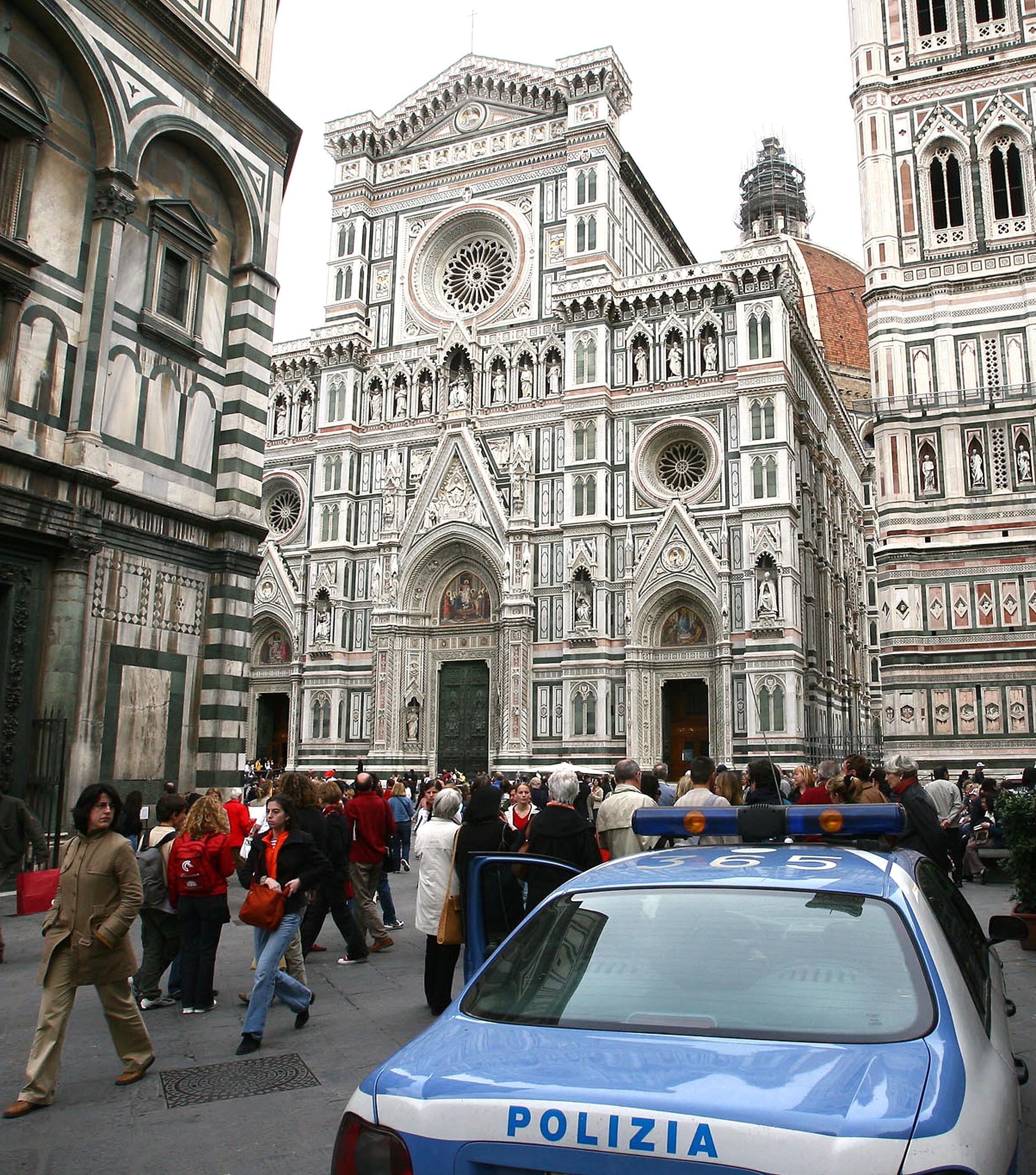 Denunciato per atti osceni sul sagrato del Duomo a Firenze 