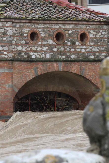 Dei: «Detriti accumulati nel fiume e paratoie chiuse» 