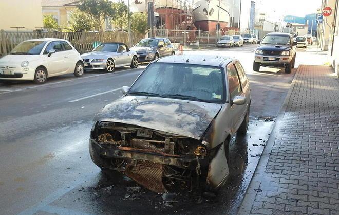 A fuoco un’auto in via Petrarca 