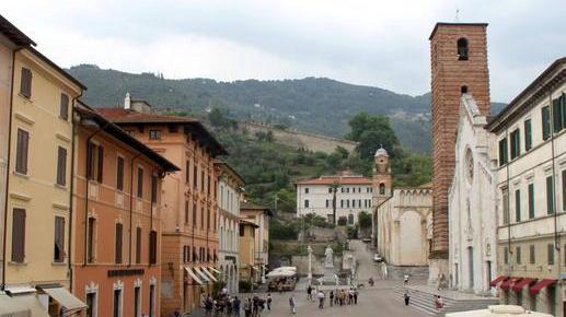 Hamburger e patatine in piazza Duomo al posto della banca