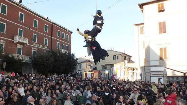 La Befana vola col pompiere e piovono dolci sui bambini