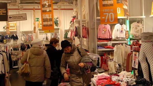 Niente folla per i saldi, tiene bene solo l’intimo