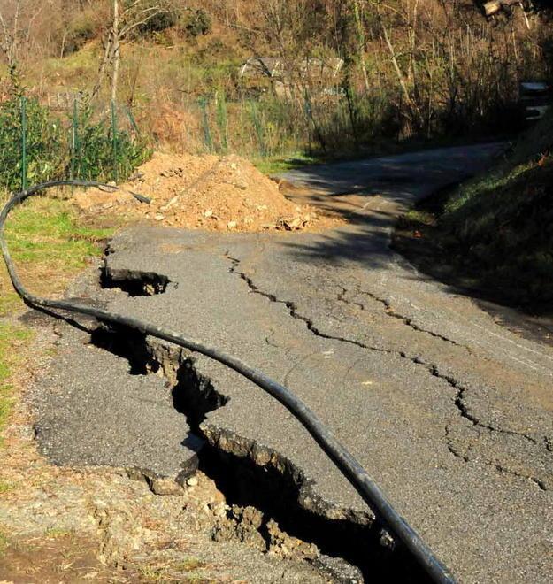 Chiuse due strade per frane e crepe 