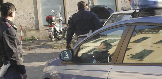 Ladri in villa, commerciante aggredito 