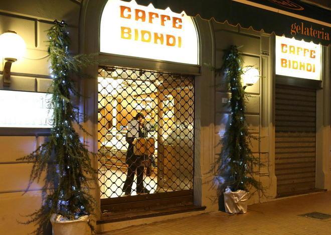 Saracinesche di nuovo abbassate al Caffè Biondi
