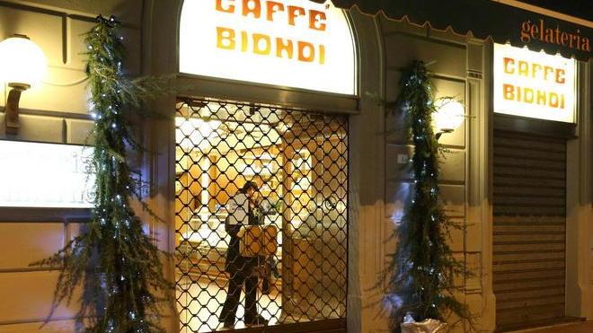 Saracinesche di nuovo abbassate al Caffè Biondi