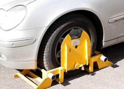 Carro attrezzi o ganasce per le auto in divieto di sosta
