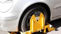 Carro attrezzi o ganasce per le auto in divieto di sosta