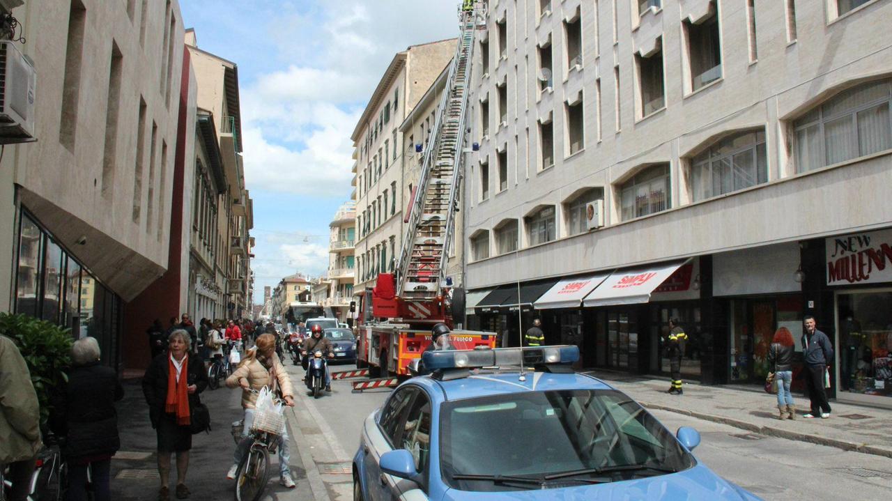 Rapina alla Upim, colpisce due impiegate e cerca di fuggire