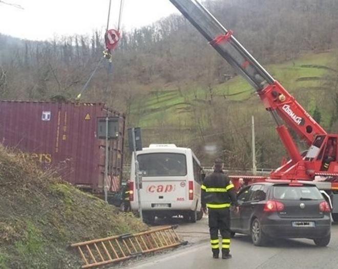 Vernio, autotreno sbaglia strada per colpa del navigatore e finisce nel Carigiola 