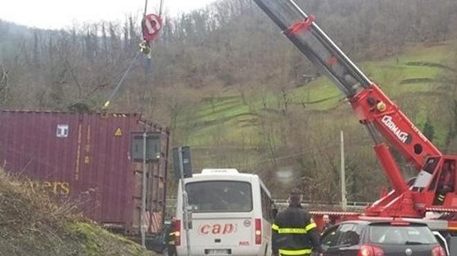 Vernio, autotreno sbaglia strada per colpa del navigatore e finisce nel Carigiola