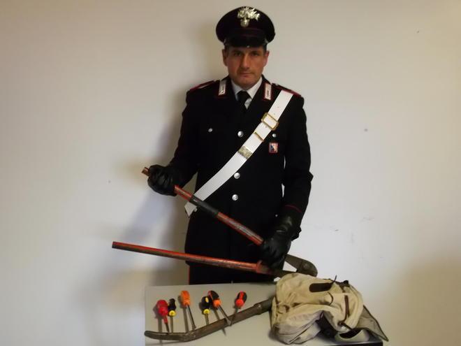 Sorpreso a forzare le slot machine nel bar: arrestato 