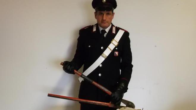 Sorpreso a forzare le slot machine nel bar: arrestato