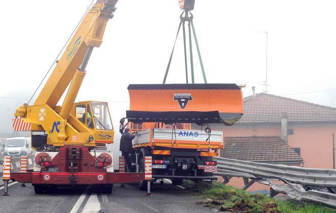 Camion si schianta sul guard-rail 