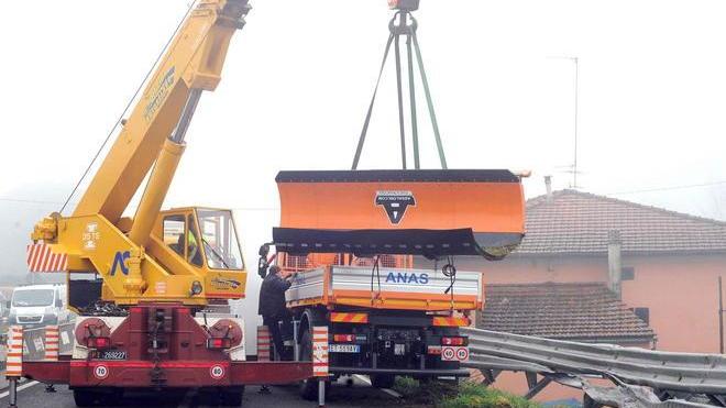 Camion si schianta sul guard-rail