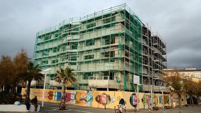 L’ex Lido resta in gabbia: cantiere infinito
