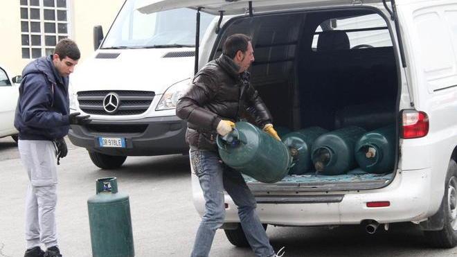 Controlli in tre confezioni cinesi, rimosse una decina di bombole