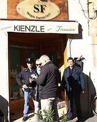 Rapina in gioielleria, ferito alla testa il titolare. Caccia ai banditi
