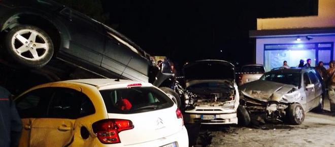Esce fuori strada e travolge quattro auto in sosta 