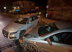 Ladri in auto provocano incidente: uno all’ospedale, due fuggono 