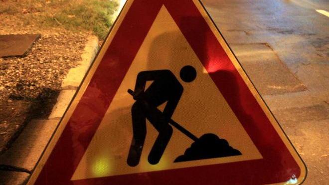 Operai al lavoro per i danni del maltempo