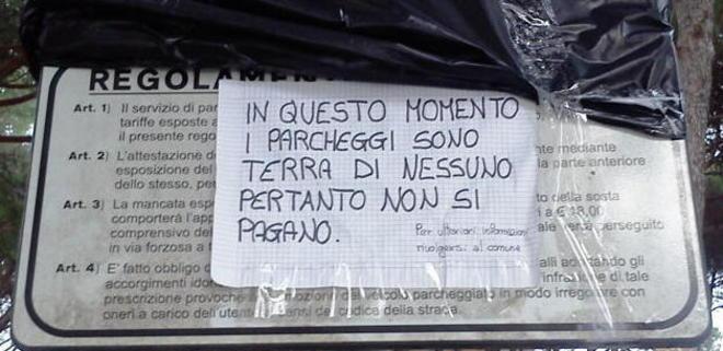 Parcheggi gratis, scritta sul cartello