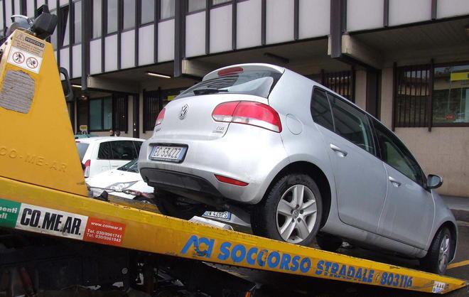 Un bando per la rimozione di auto e moto 