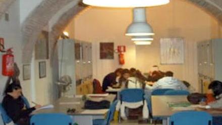 Biblioteca, studenti furiosi dimezzate le aperture