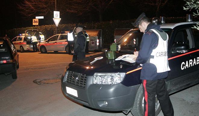 Due fughe nella stessa sera su altrettante auto rubate 