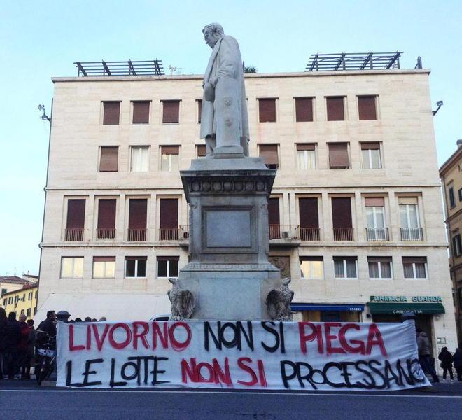 Assalto alla Prefettura solidarietà in piazza 