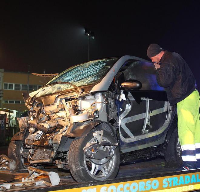 Macchina contro furgone: 2 feriti 
