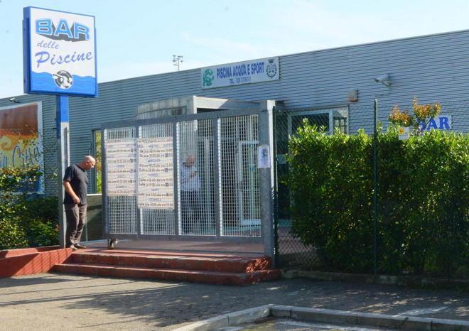 La gestione dell’impianto agita le acque in piscina 