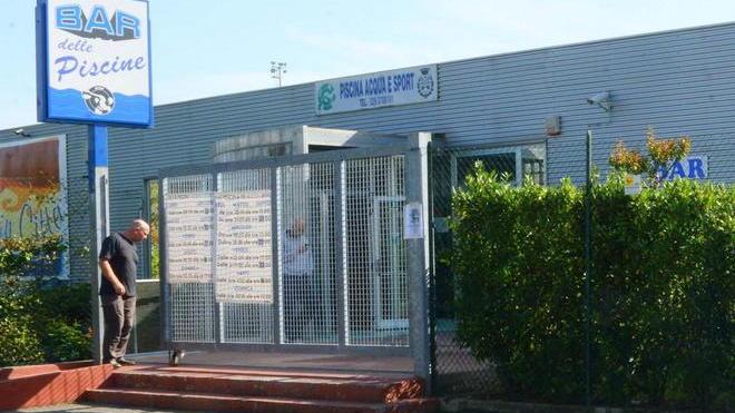 La gestione dell’impianto agita le acque in piscina