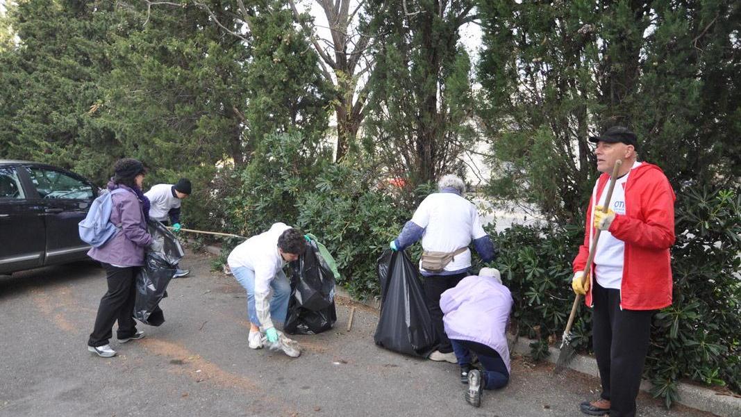 Domenica mattina si pulisce l’area del cimitero comunale