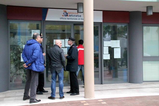 Due colpi di pistola contro l’Agenzia delle entrate a Viareggio 