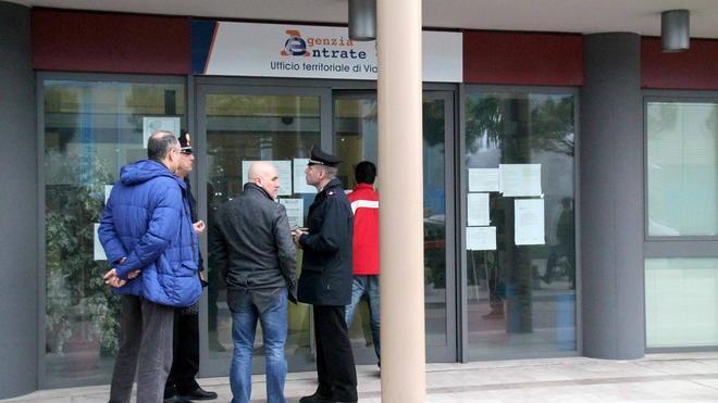 Due colpi di pistola contro l’Agenzia delle entrate a Viareggio