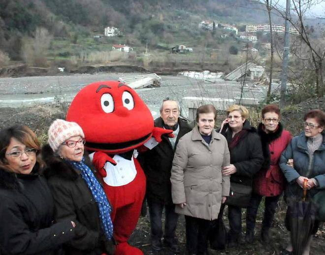Il Gabibbo sul ponte crollato per l’alluvione 