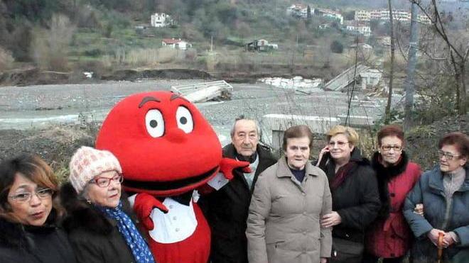 Il Gabibbo sul ponte crollato per l’alluvione