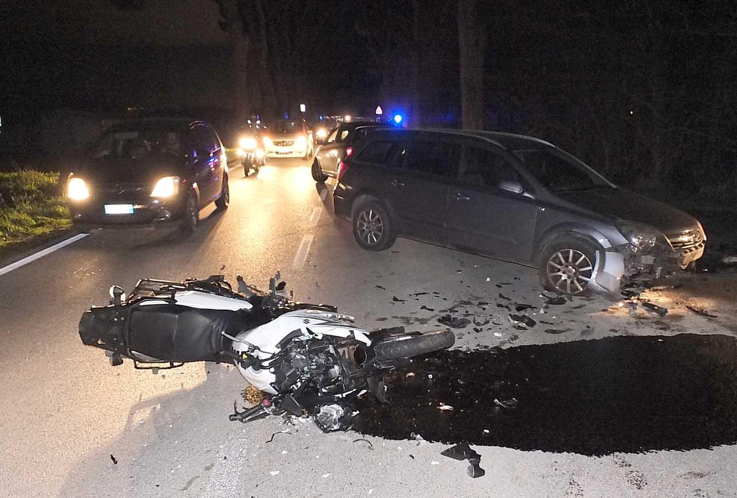 Moto contro auto: un ferito