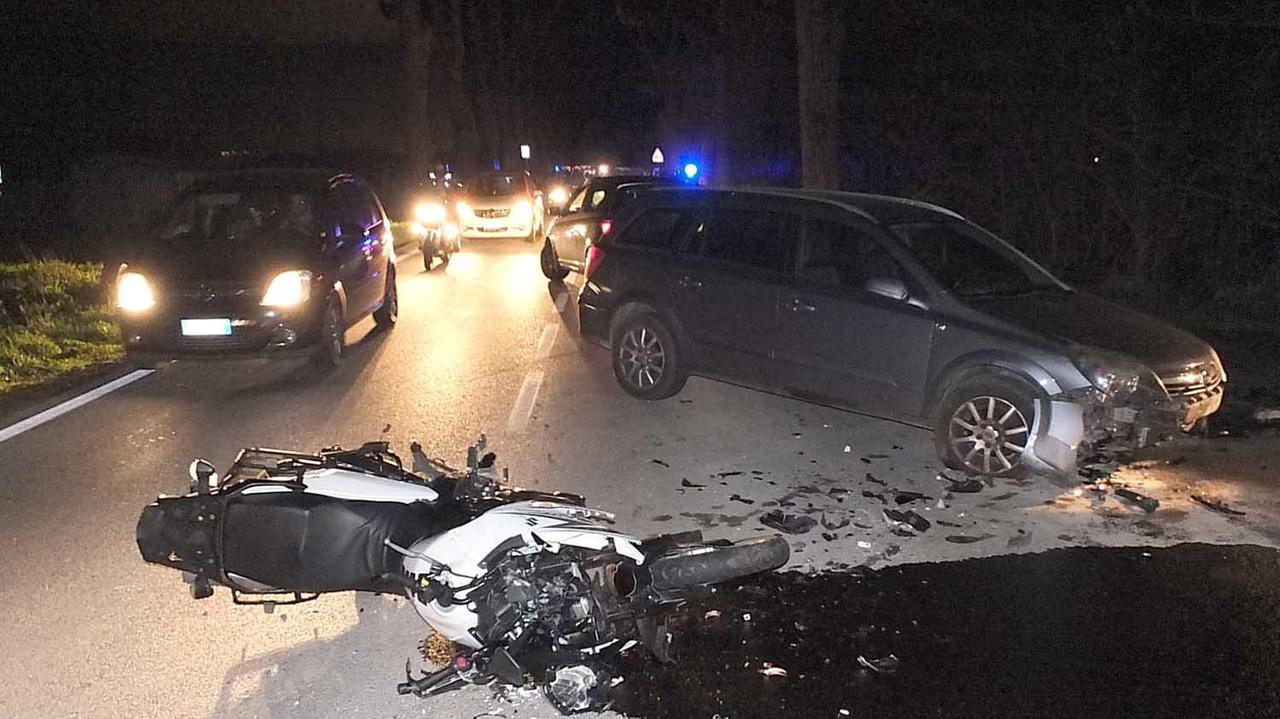 Moto contro auto: un ferito